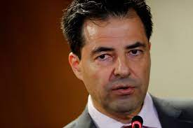Ministro de Minas e Energia diz que Petrobrás venderá refinarias Ministro de Minas e Energia diz que Petrobrás venderá refinarias