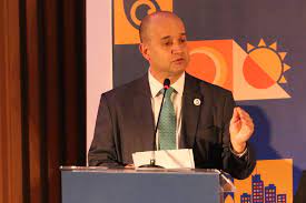 Ministro de Minas e Energia diz que Petrobrás venderá refinarias Ministro de Minas e Energia diz que Petrobrás venderá refinarias