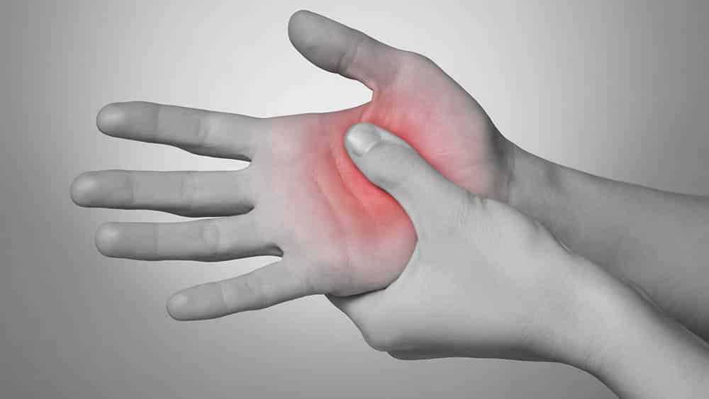 Formigamento nas mãos é um dos principais sintomas de síndrome do Túnel do Carpo, aponta especialista