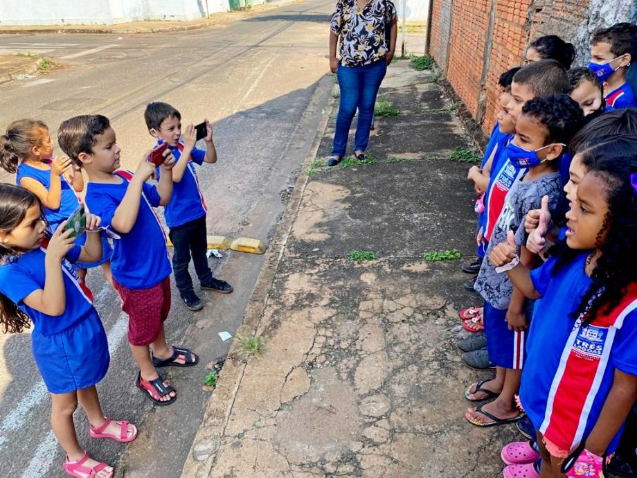 Alunos do 6º ano da E.M. Odeir Antônio da Silva participam de oficina de fotografia e já estão dando um show no registro de imagens Alunos do 6º ano da E.M. Odeir Antônio da Silva participam de oficina de fotografia e já estão dando um show no registro de imagens