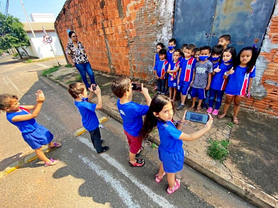 Alunos do 6º ano da E.M. Odeir Antônio da Silva participam de oficina de fotografia e já estão dando um show no registro de imagens Alunos do 6º ano da E.M. Odeir Antônio da Silva participam de oficina de fotografia e já estão dando um show no registro de imagens