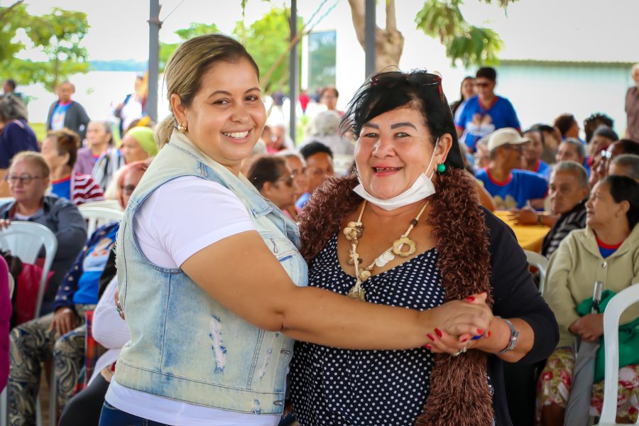 Atendidos pelos serviços da SMAS participam de confraternização em comemoração ao Dia do Idoso