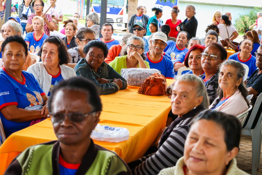 Atendidos pelos serviços da SMAS participam de confraternização em comemoração ao Dia do Idoso