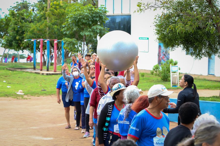 Atendidos pelos serviços da SMAS participam de confraternização em comemoração ao Dia do Idoso
