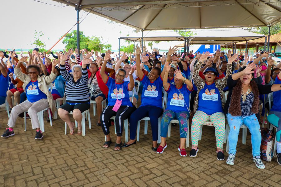 Atendidos pelos serviços da SMAS participam de confraternização em comemoração ao Dia do Idoso