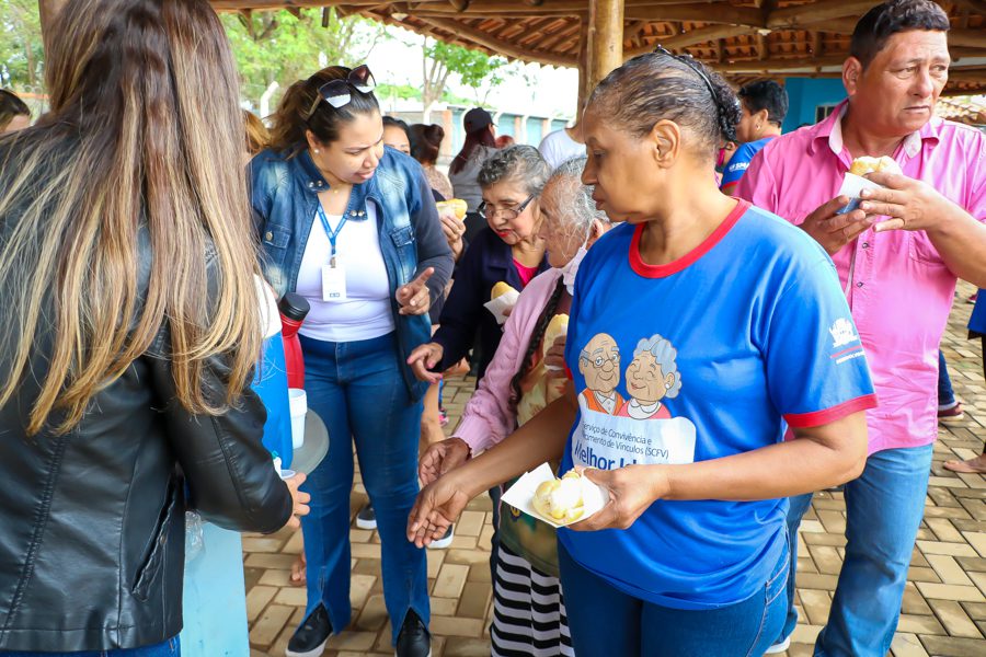 Atendidos pelos serviços da SMAS participam de confraternização em comemoração ao Dia do Idoso