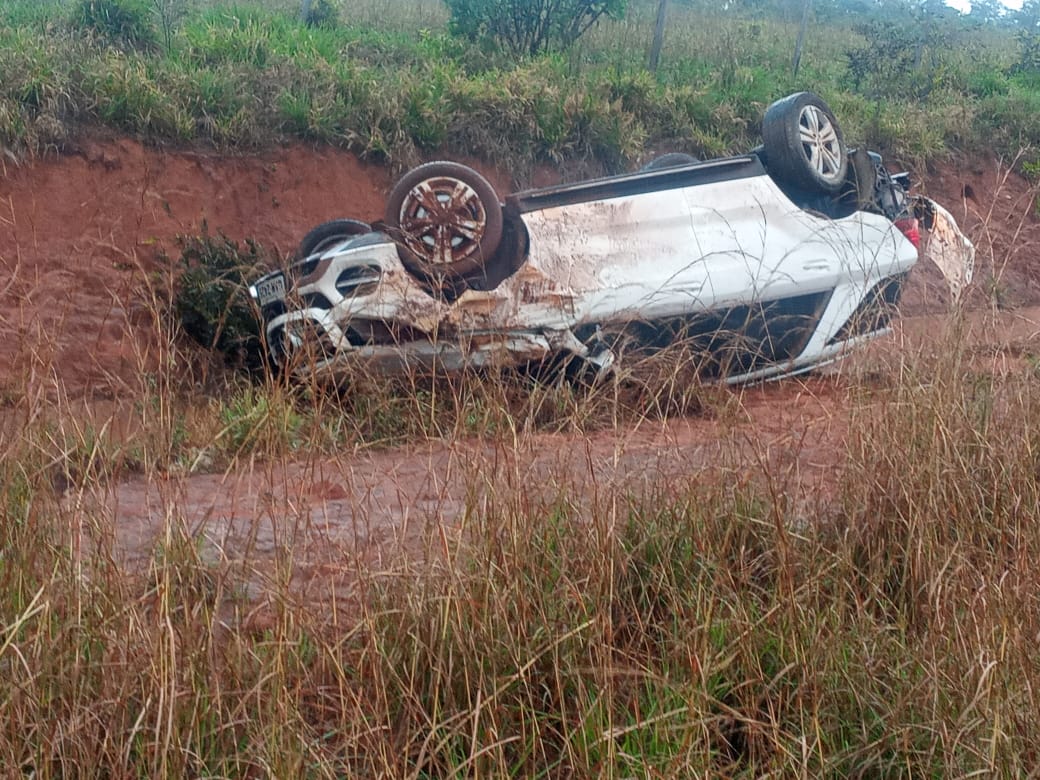Ao aquaplanar, condutor de Mercedes-Benz perde controle e capota na MS 040 Ao aquaplanar, condutor de Mercedes-Benz perde controle e capota na MS 040