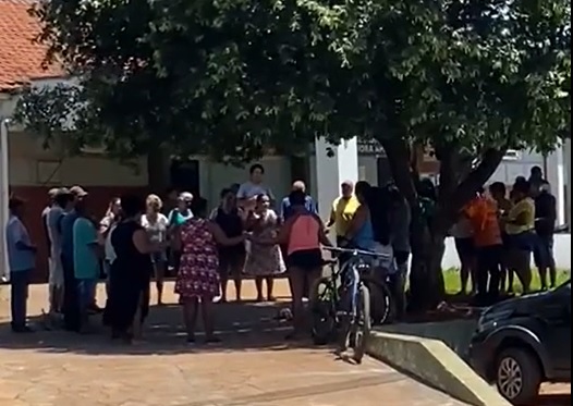 Amigos e familiares fazem roda de oração em favor de pescador que desapareceu no Rio Verde Amigos e familiares fazem roda de oração em favor de pescador que desapareceu no Rio Verde