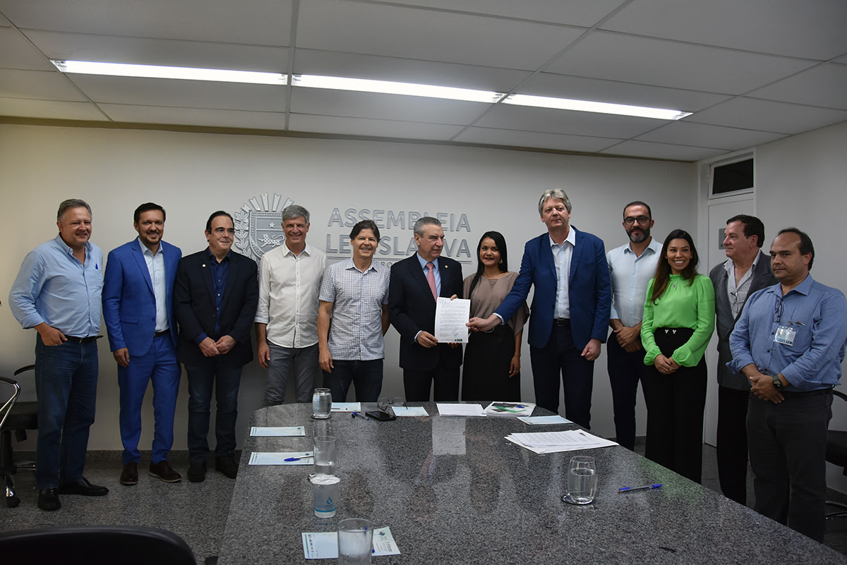 Fiems participa de entrega de Projeto de Lei que institui o Sistema Ferroviário Estadual Fiems participa de entrega de Projeto de Lei que institui o Sistema Ferroviário Estadual