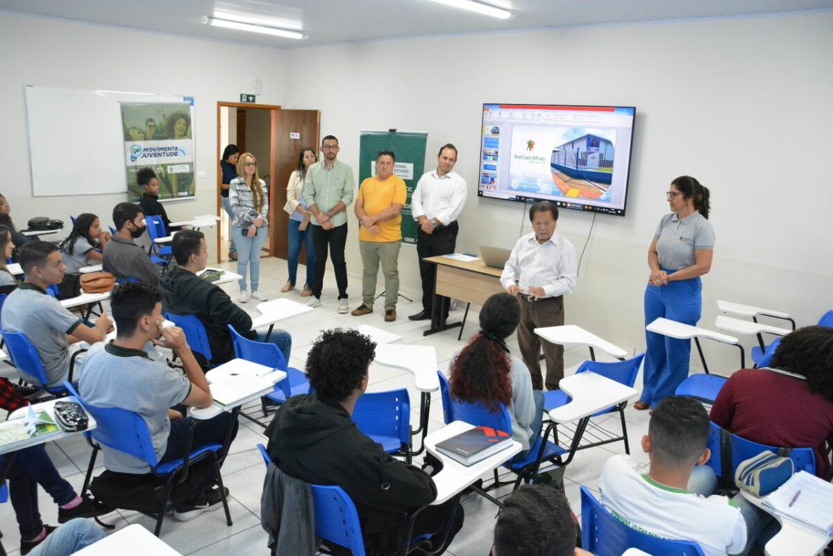 Akira entrega certificados de oficinas oferecidas pela SubJuventude para jovens do Instituto Mirim Akira entrega certificados de oficinas oferecidas pela SubJuventude para jovens do Instituto Mirim