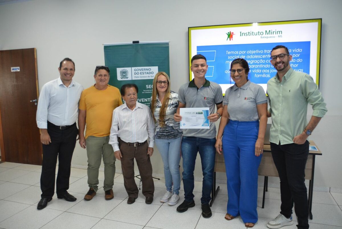 Akira entrega certificados de oficinas oferecidas pela SubJuventude para jovens do Instituto Mirim Akira entrega certificados de oficinas oferecidas pela SubJuventude para jovens do Instituto Mirim