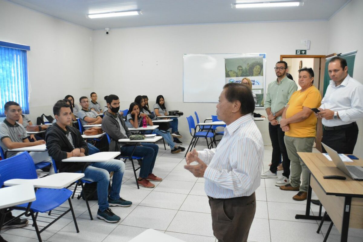 Akira entrega certificados de oficinas oferecidas pela SubJuventude para jovens do Instituto Mirim Akira entrega certificados de oficinas oferecidas pela SubJuventude para jovens do Instituto Mirim