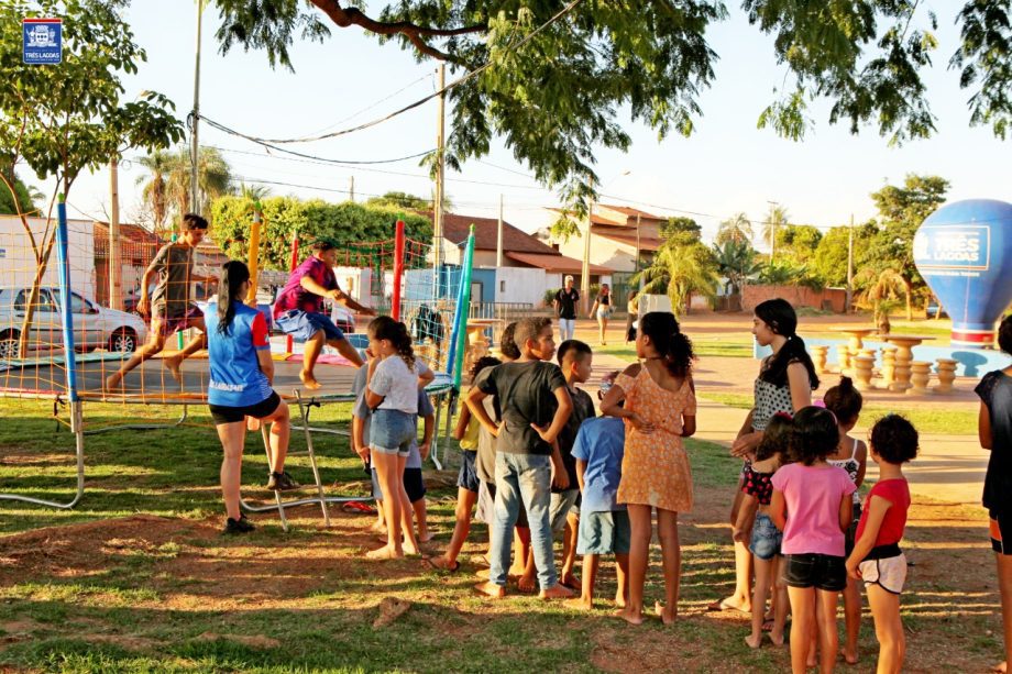 Famílias do bairro Vila Verde se divertiram com atrações do projeto “Vida na Praça”, confira as fotos Famílias do bairro Vila Verde se divertiram com atrações do projeto “Vida na Praça”, confira as fotos