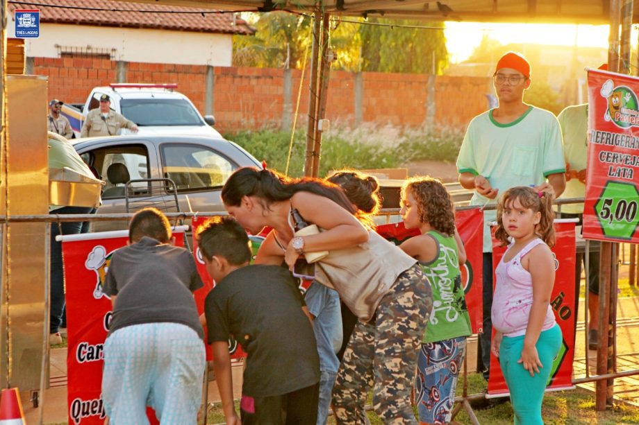 Famílias do bairro Vila Verde se divertiram com atrações do projeto “Vida na Praça”, confira as fotos Famílias do bairro Vila Verde se divertiram com atrações do projeto “Vida na Praça”, confira as fotos