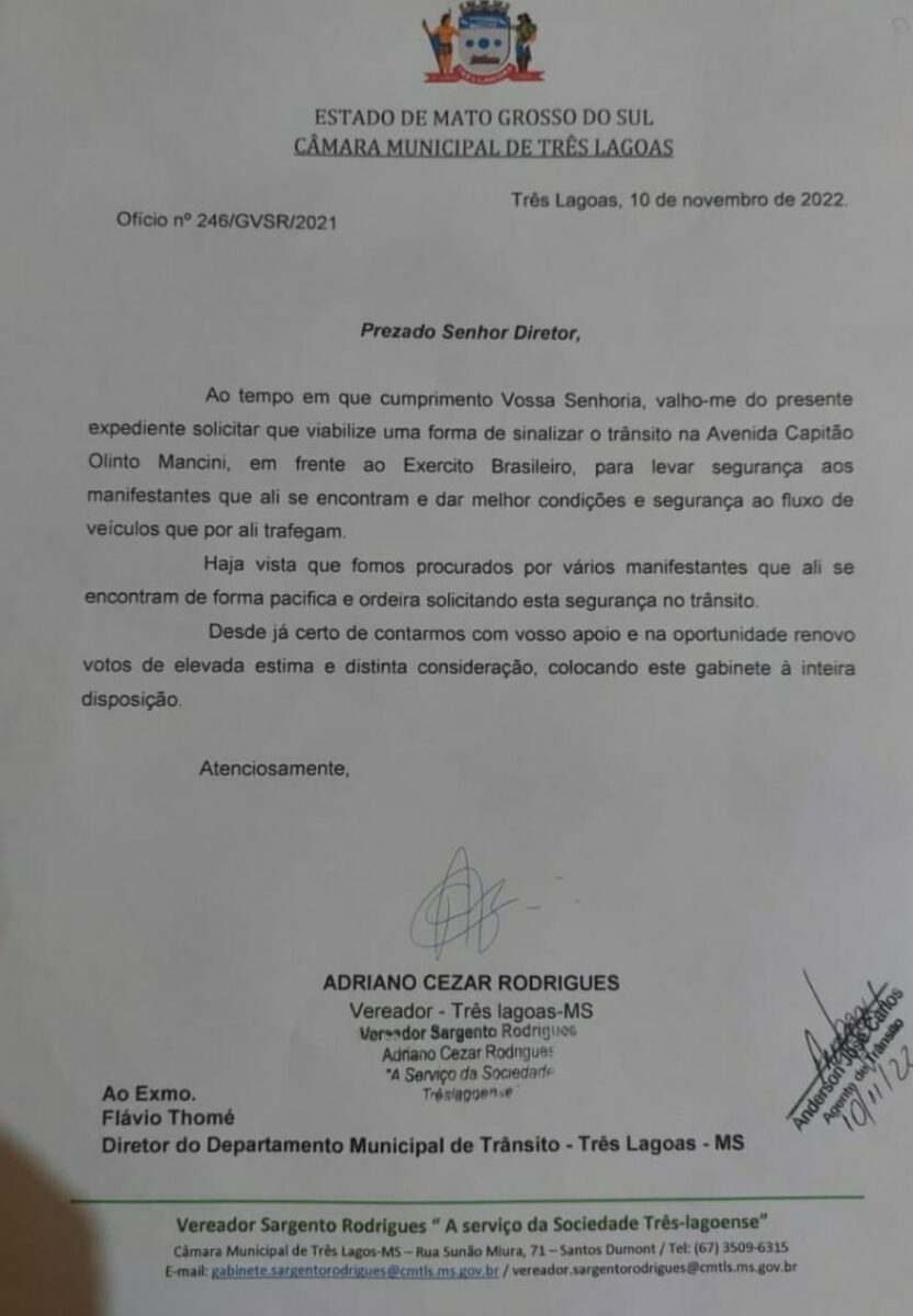 Em Três Lagoas, motorista enfurecido atropela cones em frente da sede do Exército Em Três Lagoas, motorista enfurecido atropela cones em frente da sede do Exército