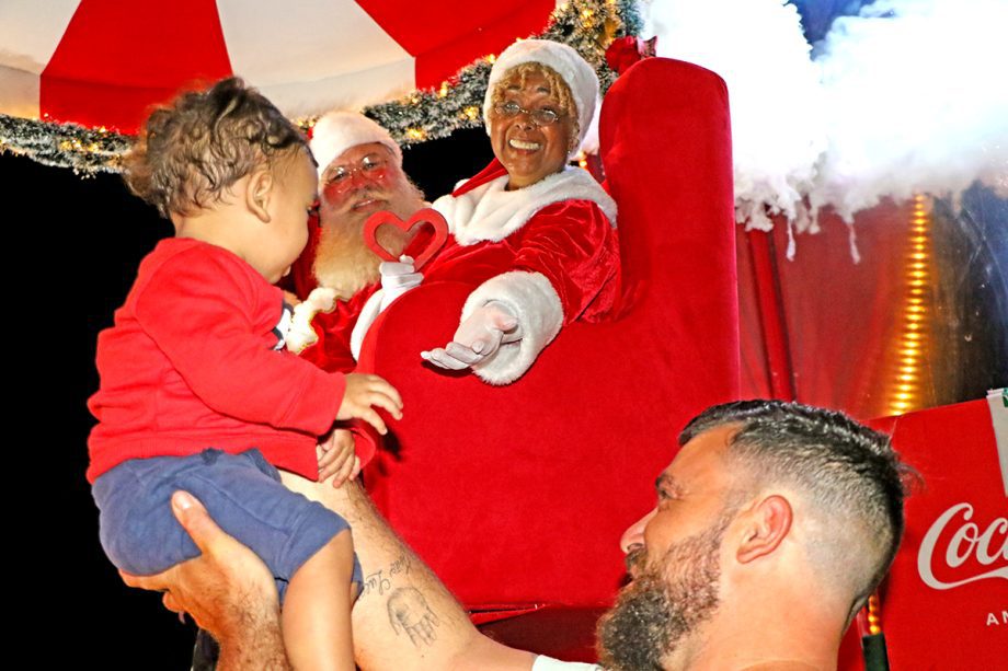 Caminhões iluminados da Caravana Coca-Cola passaram por TL e abriram festividades de final de ano - Perfil News - Notícias de Três Lagoas e região Caminhões iluminados da Caravana Coca-Cola passaram por TL e abriram festividades de final de ano - Perfil News - Notícias de Três Lagoas e região