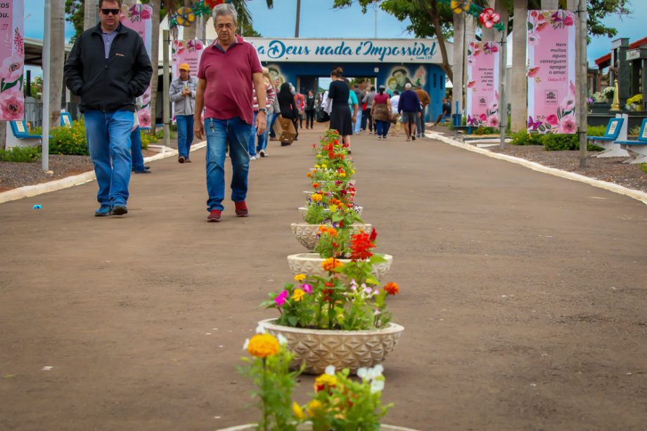 Cemitério Municipal recebeu cerca de 10 mil pessoas no Dia de Finados