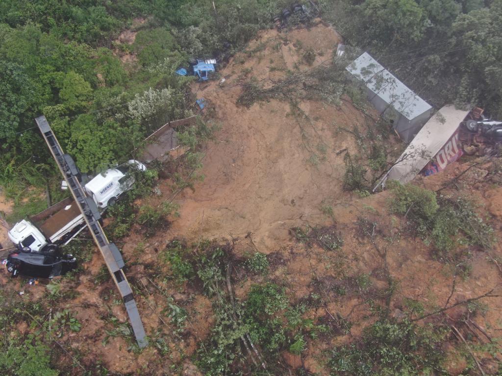 <strong><em>Vários veículos e caminhões estão soterrados na BR-376, em Guaratuba (PR)</em></strong> <strong><em>Vários veículos e caminhões estão soterrados na BR-376, em Guaratuba (PR)</em></strong>