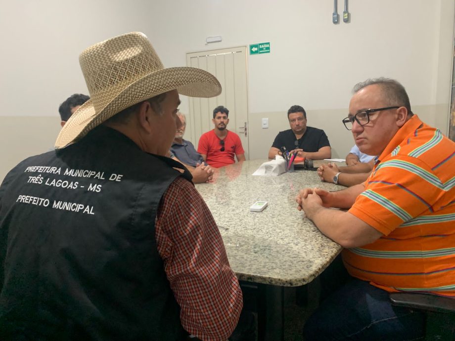 Prefeito Angelo Guerreiro empossa nova diretoria da Associação dos Feirantes de Três Lagoas Prefeito Angelo Guerreiro empossa nova diretoria da Associação dos Feirantes de Três Lagoas
