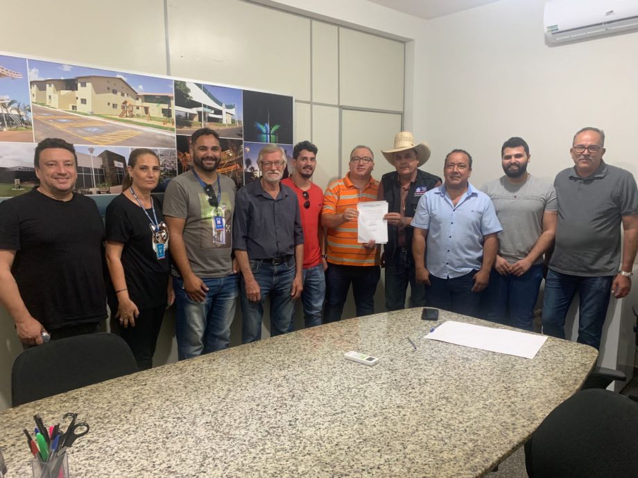 Prefeito Angelo Guerreiro empossa nova diretoria da Associação dos Feirantes de Três Lagoas Prefeito Angelo Guerreiro empossa nova diretoria da Associação dos Feirantes de Três Lagoas