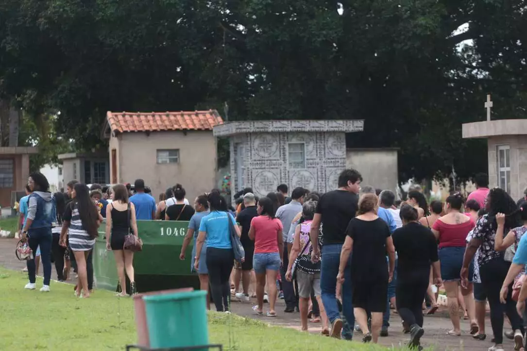 No velório de "Estrelinha", lembrança é do sorriso e pedido de presente de Natal