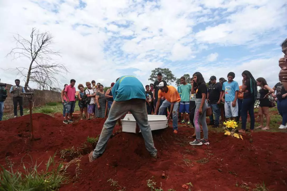 No velório de "Estrelinha", lembrança é do sorriso e pedido de presente de Natal