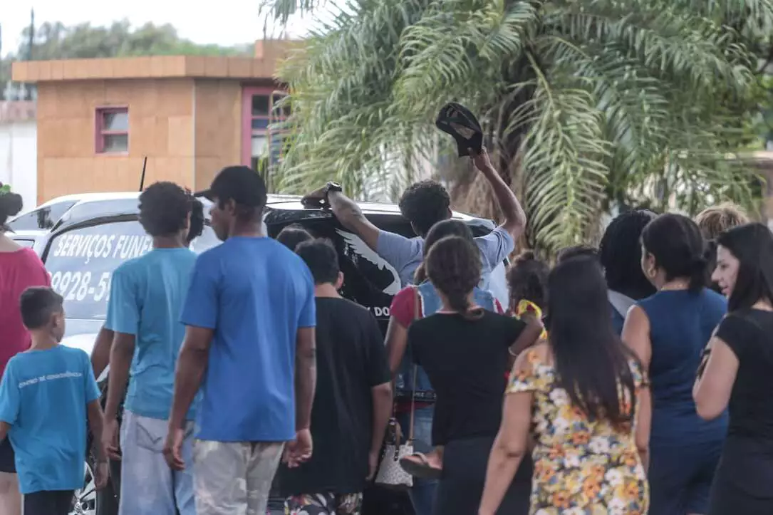 No velório de "Estrelinha", lembrança é do sorriso e pedido de presente de Natal