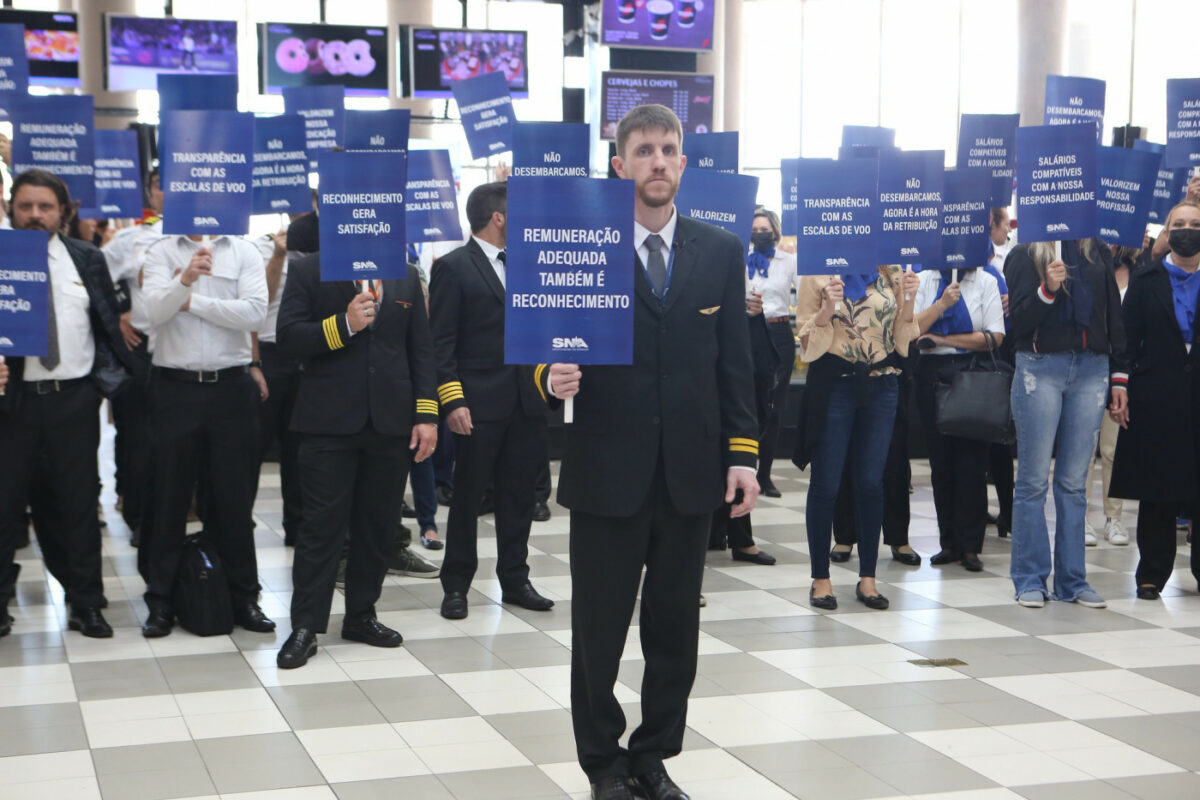 Aeronautas aprovam proposta de empresas e encerram greve Aeronautas aprovam proposta de empresas e encerram greve