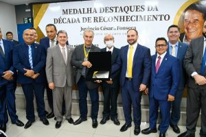 Governador é homenageado com Medalha da Década e anuncia R$ 140 milhões de investimentos para a Capital Governador é homenageado com Medalha da Década e anuncia R$ 140 milhões de investimentos para a Capital