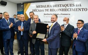 Governador é homenageado com Medalha da Década e anuncia R$ 140 milhões de investimentos para a Capital Governador é homenageado com Medalha da Década e anuncia R$ 140 milhões de investimentos para a Capital