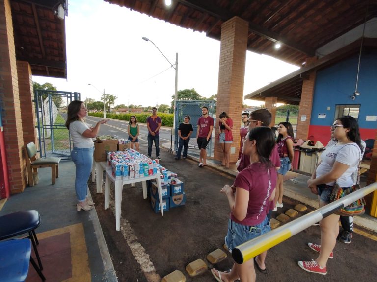Prefeitura recebe doação de gelatinas e leite arrecadados por atléticas da UFMS