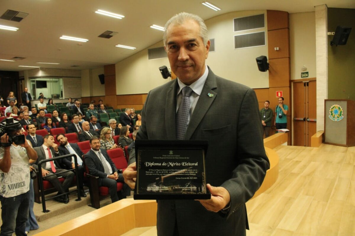 Reinaldo Azambuja recebe maior honraria da Justiça Eleitoral de Mato Grosso do Sul Reinaldo Azambuja recebe maior honraria da Justiça Eleitoral de Mato Grosso do Sul