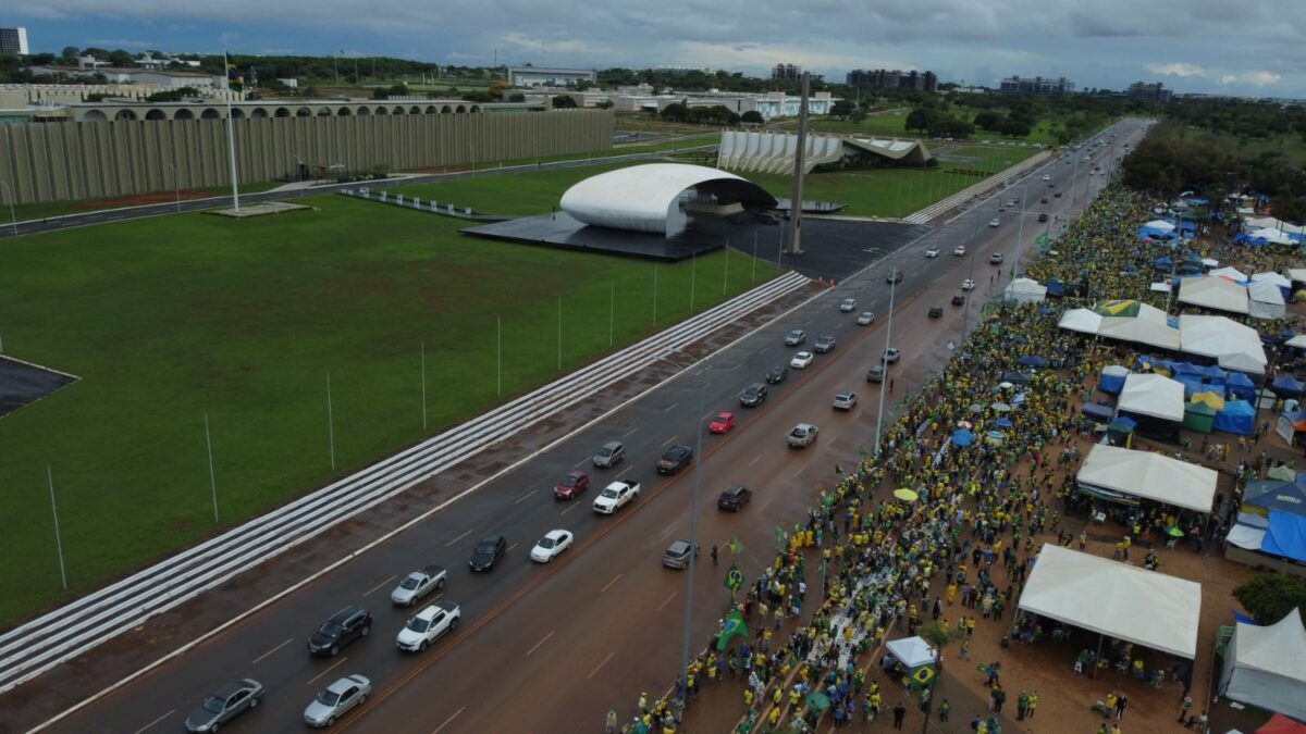 Multidão de verde e amarelo mostra que força patriota tem sido resistente em Brasília Multidão de verde e amarelo mostra que força patriota tem sido resistente em Brasília