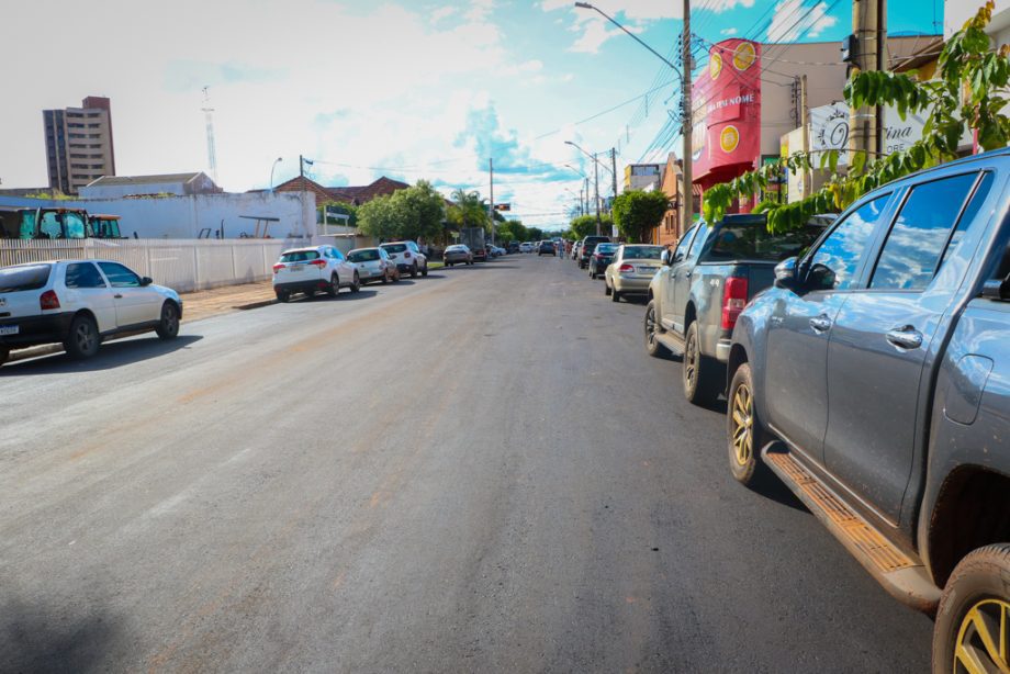 MELHORIAS – Trecho da Rua Bruno Garcia, no Centro de Três Lagoas, recebe recapeamento
