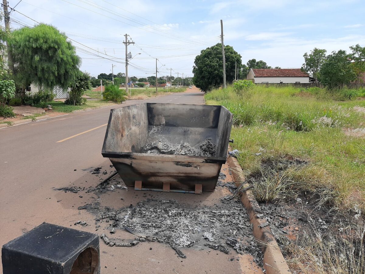 <strong>CRIME - Caçambas são incendiadas e compromete andamento do Mutirão da Limpeza nos bairros de Três Lagoas</strong>