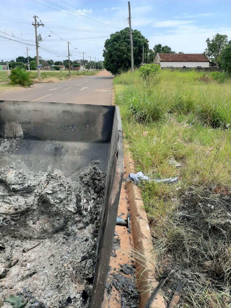 <strong>CRIME - Caçambas são incendiadas e compromete andamento do Mutirão da Limpeza nos bairros de Três Lagoas</strong>
