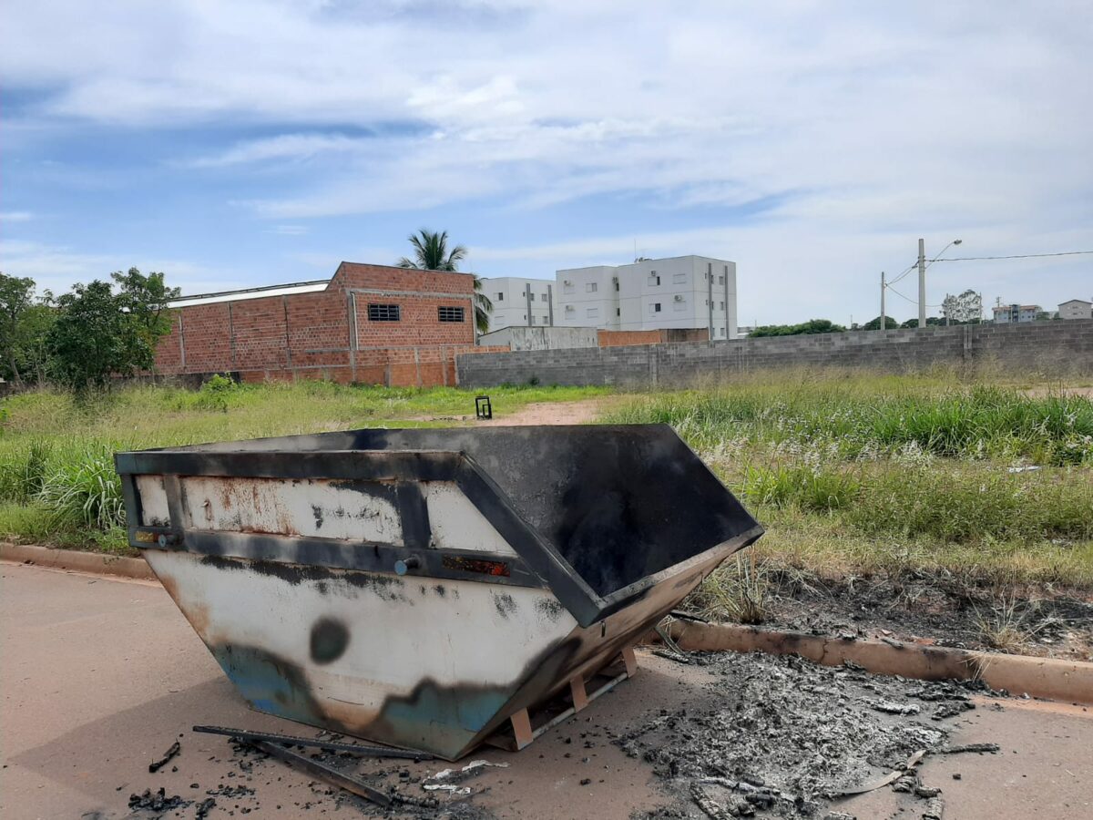 <strong>CRIME - Caçambas são incendiadas e compromete andamento do Mutirão da Limpeza nos bairros de Três Lagoas</strong>