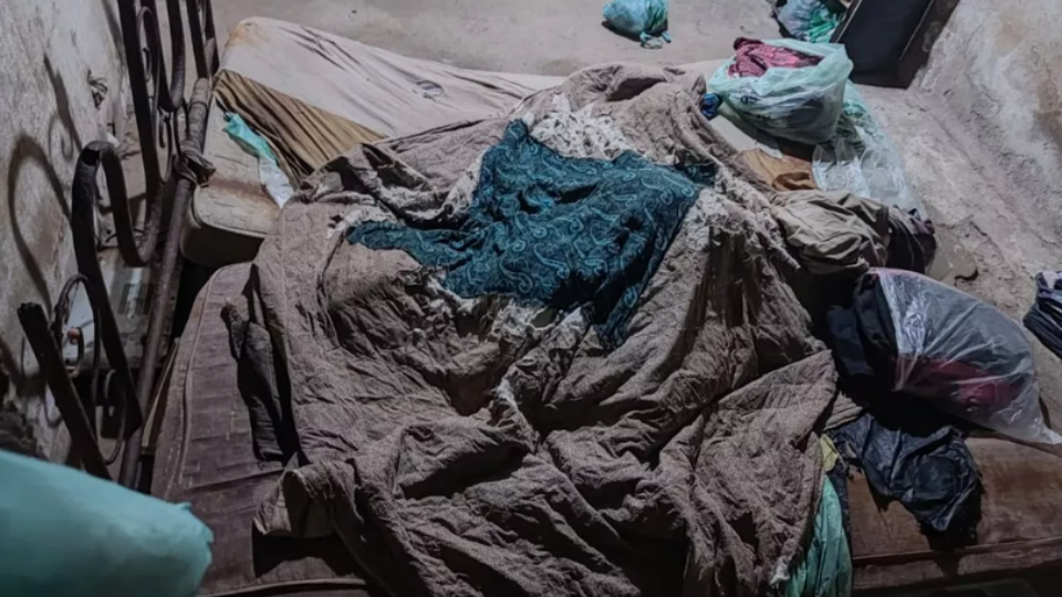 Família resgatada após 17 anos de cativeiro: Jovens de 20 e 22 anos estavam com 20 kg Família resgatada após 17 anos de cativeiro: Jovens de 20 e 22 anos estavam com 20 kg