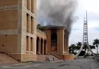 Incêndio na Basílica de Aparecida foi causado por uma vela com embalagem Incêndio na Basílica de Aparecida foi causado por uma vela com embalagem
