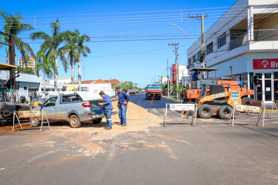 MELHORIAS – Trecho da Rua Bruno Garcia, no Centro de Três Lagoas, recebe recapeamento