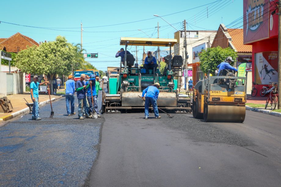 MELHORIAS – Trecho da Rua Bruno Garcia, no Centro de Três Lagoas, recebe recapeamento
