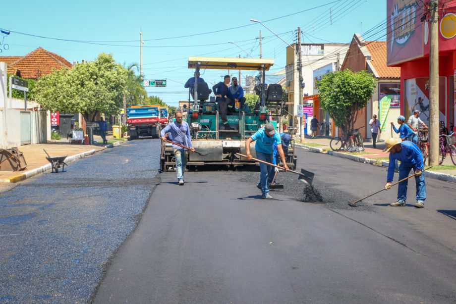 MELHORIAS – Trecho da Rua Bruno Garcia, no Centro de Três Lagoas, recebe recapeamento