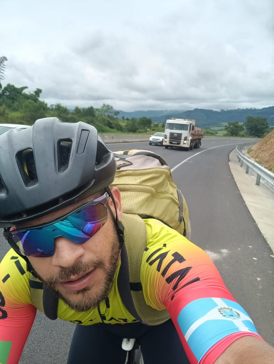 Ciclista viaja 1.100 km de bike e elogia Rota da Celulose: ‘Trecho mais cheiroso da viagem’