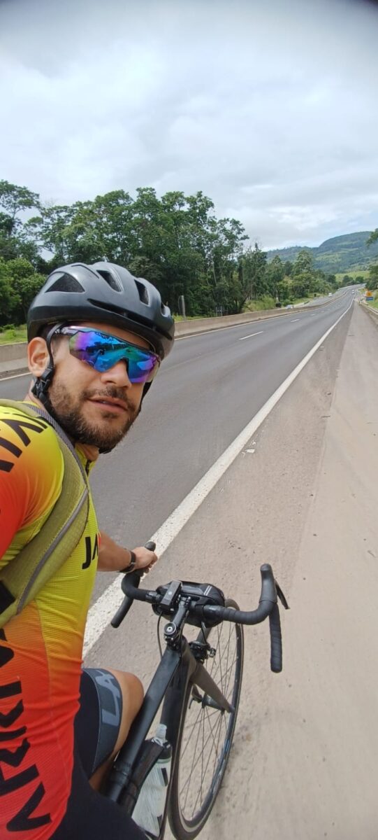 Ciclista viaja 1.100 km de bike e elogia Rota da Celulose: ‘Trecho mais cheiroso da viagem’