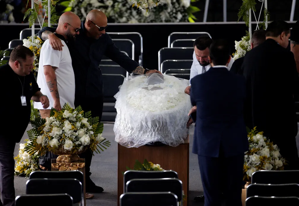 Corpo do Rei Pelé começa a ser velado na Vila Belmiro Corpo do Rei Pelé começa a ser velado na Vila Belmiro