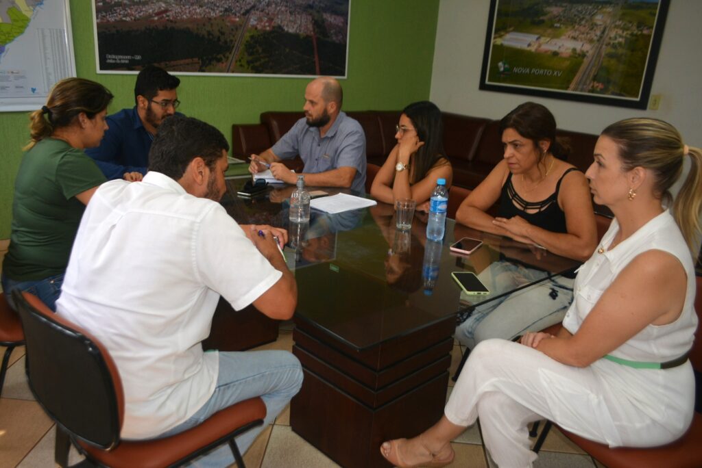 Prefeito de Bataguassu se reúne com equipe do Codevale Prefeito de Bataguassu se reúne com equipe do Codevale