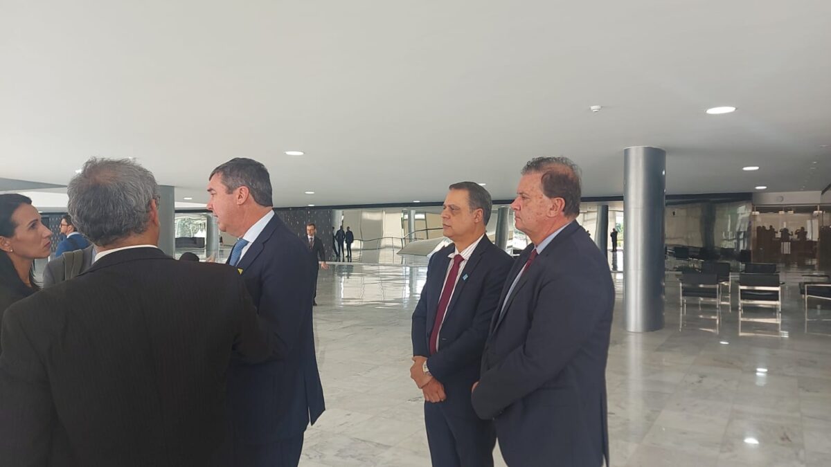 Retomada da UFN3 de Três Lagoas é assunto de reunião entre Riedel e Lula em Brasília Retomada da UFN3 de Três Lagoas é assunto de reunião entre Riedel e Lula em Brasília