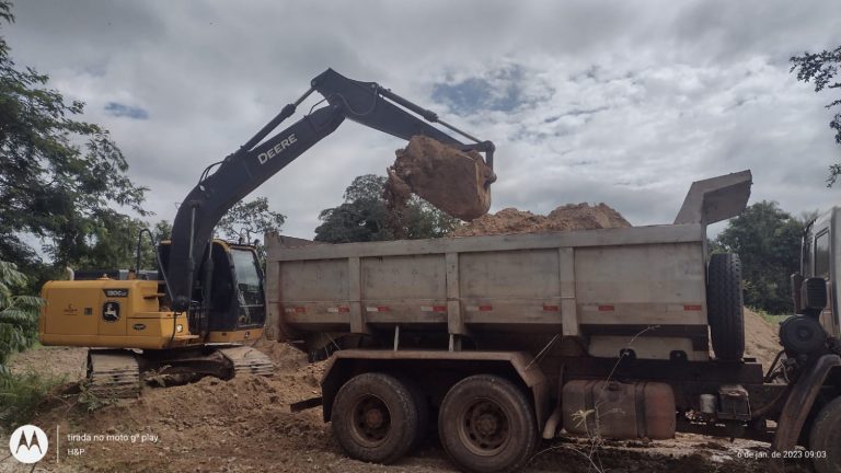 PERÍODO DE CHUVA – Prefeitura intensifica trabalhos de limpeza e reparo de vias públicas