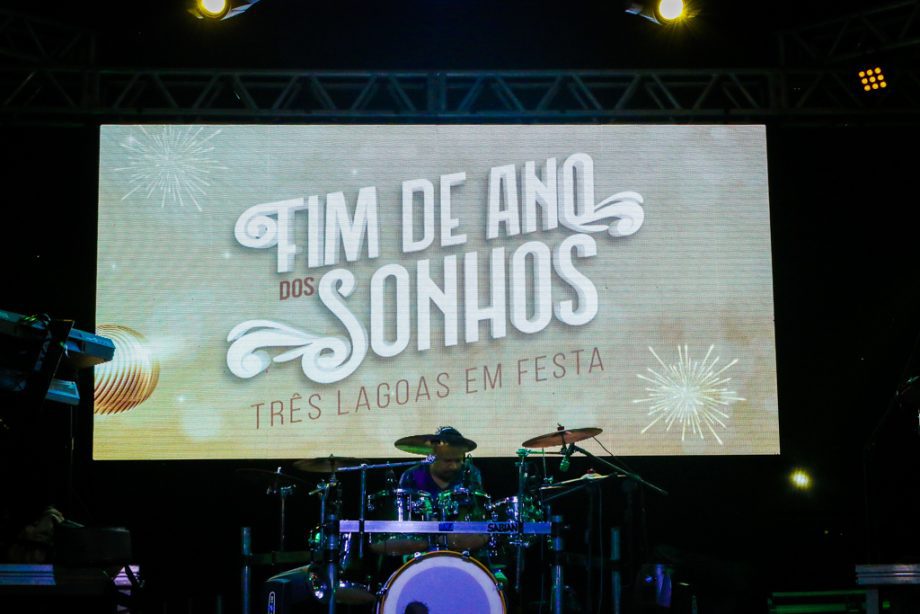 Show da virada e queima de fogos reúne milhares de pessoas no Balneário Municipal; confira as fotos