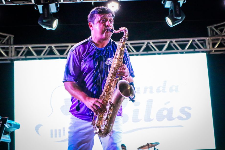 Show da virada e queima de fogos reúne milhares de pessoas no Balneário Municipal; confira as fotos